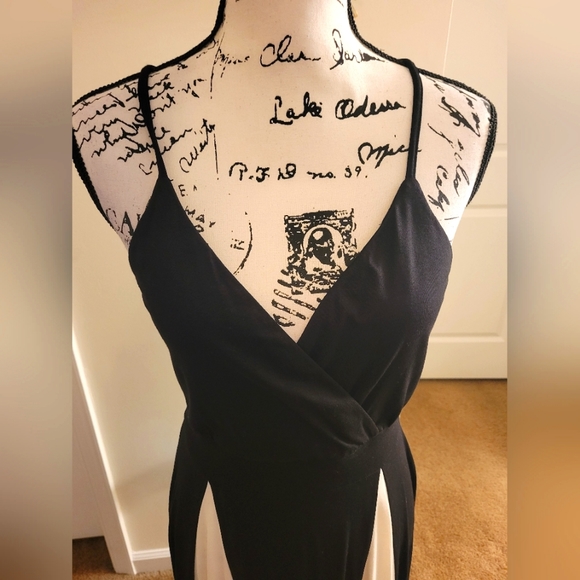 Lascana for Venus ~ Black and White V-Neck Swing Dress - Picture 3 of 7